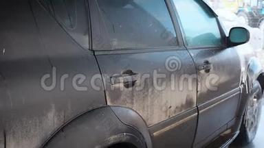 汽车自动洗车过程.高压清洗汽车泡沫的喷水器 侧面